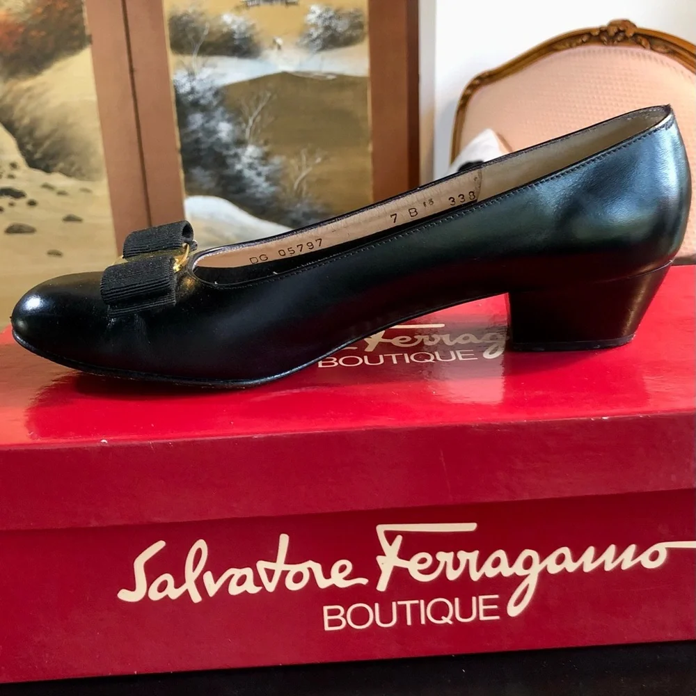 Salvatore Ferragamo Vara Pump Size 7B in Nero Calfskin - Picture 8 of 16